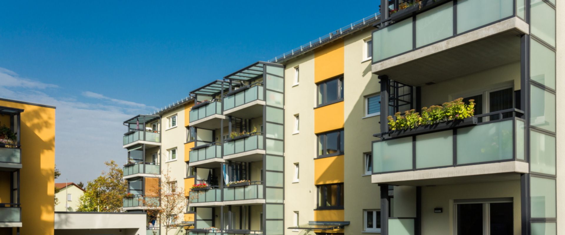 Sicht auf die Balkone der sanierten Mehrfamilienhäuser in Mainz-Kostheim.